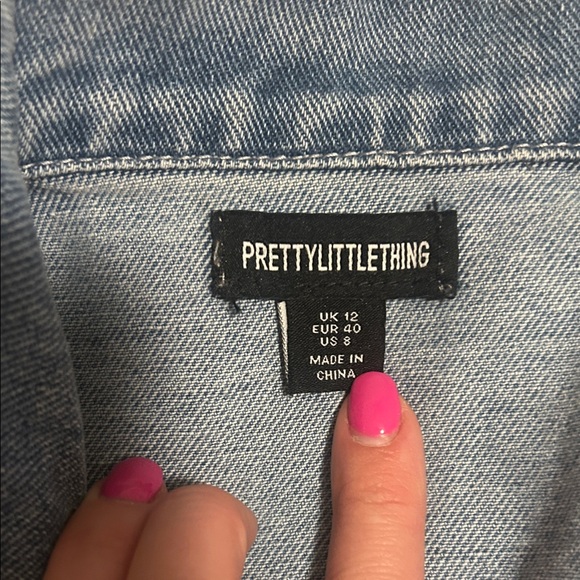 PrettyLittleThing Light Wash Denim Jacket - Picture 2 of 3